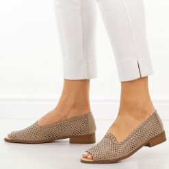 Beżowe ażurowe półbuty damskie Jezzi 25113-9. Białe sandały damskie Jezzi, w ażurowe wzory, ze skóry, bez obcasa, na płaskiej podeszwie, bez zapięcia. Za 219.00 zł.