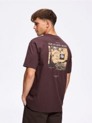T-shirt comfort z nadrukiem na plecach - brązowy. Brązowe t-shirty męskie Reserved, l, bez wzorów, z bawełny, bez kołnierzyka. Za 59.99 zł.