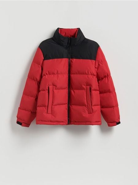 Pikowana kurtka z chowanym kapturem - czerwony. Czerwone kurtki męskie Reserved, l, bez wzorów. Za 279.99 zł.