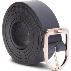 Pasek Damski TOMMY JEANS - Tjw Flag Belt 2.5 AW0AW05896 75 413. Niebieskie paski damskie Tommy Jeans, w paski, z jeansu. Za 179.00 zł.