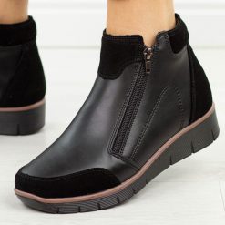Czarne skórzane botki damskie na koturnie Filippo Dbt3950/26. Czarne botki damskie Filippo, na jesień, z dzianiny, klasyczne, z okrągłym noskiem, bez obcasa, na koturnie, bez zapięcia. Za 319.00 zł.