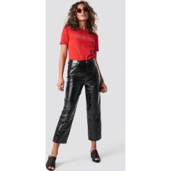 NA-KD Trend Lakierowane spodnie - Black. Spodnie materiałowe damskie marki NA-KD Trend. Za 181.95 zł.