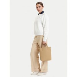 Torebka Lacoste. Zielone torebki do ręki damskie Lacoste, bez wzorów, klasyczne, bez dodatków. Za 624.99 zł.