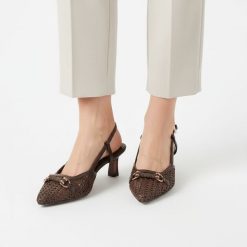 Czółenka damskie Tamaris, szpiczasty nosek odkryta pięta regulowany pasek stabilny obcas pleciona faktura ozdobny detal elegancki charakter, brązowe,. Brązowe paski damskie Tamaris, bez wzorów, eleganckie, ze szpiczastym noskiem, bez obcasa, na obcasie, bez zapięcia. Za 319.00 zł.