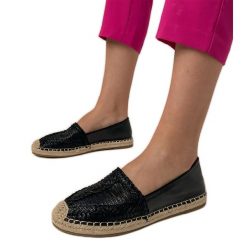 Czarne espadryle ażurowe na platformie. Czarne espadryle damskie na lato, w ażurowe wzory, z syntetyku, eleganckie, z okrągłym noskiem, bez obcasa, na platformie, bez zapięcia. Za 81.09 zł.