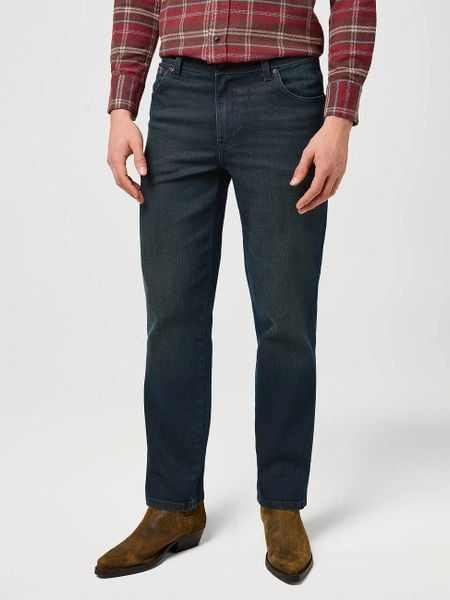 MĘSKIE SPODNIE WRANGLER TEXAS POLAR GREY 112370858. Szare spodnie materiałowe męskie Wrangler, l, bez wzorów, z jeansu. Za 219.99 zł.
