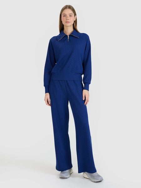 4F Spodnie oversize z szerokimi nogawkami damskie - granatowe XL. Niebieskie spodnie dresowe damskie 4f, l, bez wzorów, z bawełny. W wyprzedaży za 89.99 zł.