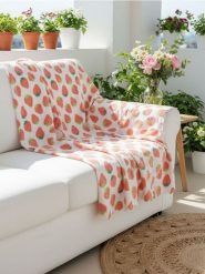 Koc z motywem truskawki - różowy. Czerwone kocyki dla dzieci Sinsay. Za 19.99 zł.