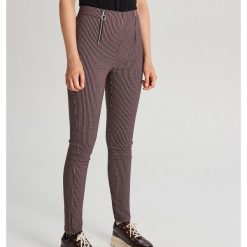 Spodnie high waist z zamkami - Bordowy. Czerwone legginsy damskie Cropp, bez wzorów, z podwyższonym stanem. W wyprzedaży za 59.99 zł.