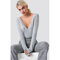 NA-KD Trend Sweter z dekoltem V - Grey. Szare swetry damskie NA-KD Trend, z dzianiny, dekolt w kształcie v. Za 100.95 zł.