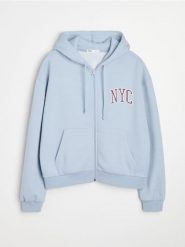 Rozpinana bluza hoodie z kieszeniami i napisem NYC - błękitny. Niebieskie bluzy damskie Sinsay, l, bez wzorów, bez kaptura. Za 49.99 zł.