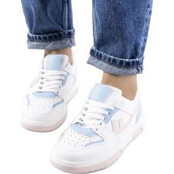 Białe sneakersy damskie Arsan. Białe trampki i tenisówki damskie bez wzorów, ze skóry, klasyczne, bez zapięcia. Za 83.50 zł.