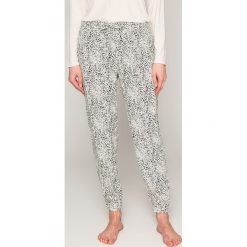Calvin Klein Underwear - Spodnie piżamowe. Piżamy damskie marki MAKE ME BIO. W wyprzedaży za 119.90 zł.