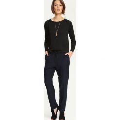 SWETER DŁUGI RĘKAW DAMSKI KLASYCZNY. Czarne swetry damskie TOP SECRET, bez wzorów, z dzianiny, eleganckie, bez kołnierzyka, bez ramiączek, długie, bez kaptura. W wyprzedaży za 29.99 zł.
