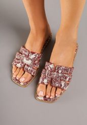 Czerwone Klapki z Ozdobnymi Wycięciami i Nitami Veltewia. Czerwone klapki damskie Born2be, z aplikacjami, eleganckie, bez obcasa, na płaskiej podeszwie. Za 64.99 zł.