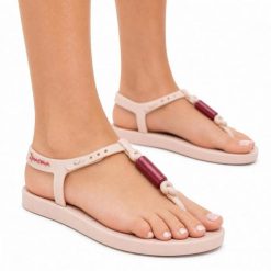 Sandały damskie Ipanema 26674 CLASS FEVER. Czerwone sandały damskie Ipanema, bez wzorów, z materiału, bez obcasa, bez zapięcia. Za 69.00 zł.