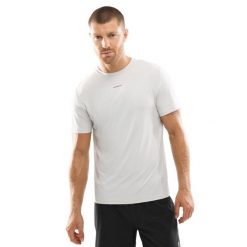 Męska koszulka do biegania z krótkim rękawem Fitness Siroko Gate Gray. Szare koszulki sportowe męskie SIROKO, m, bez wzorów, z materiału, bez kołnierzyka, bez ramiączek, do biegania. Za 128.00 zł.
