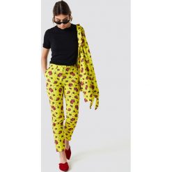 NA-KD Spodnie garniturowe z połyskiem - Multicolor,Yellow. Spodnie materiałowe damskie marki NA-KD. W wyprzedaży za 20.47 zł.