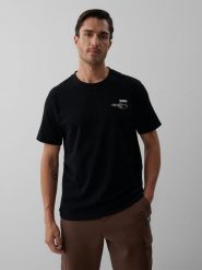 4F T-shirt regular z nadrukiem męski - czarny L. Czarne koszulki sportowe męskie 4f, l, bez wzorów, z bawełny, klasyczne, bez kołnierzyka. Za 69.99 zł.