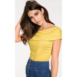 Koszulka w kolorze żółtym. T-shirty damskie marki Heine, z kołnierzem typu carmen, z krótkim rękawem. W wyprzedaży za 64.95 zł.
