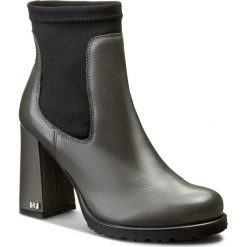 Botki SOLO FEMME - 26524-05 Antracyt/Czarny. Botki damskie marki Solo Femme. W wyprzedaży za 279.00 zł.