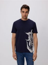 T-shirt comfort z nadrukiem - granatowy. Niebieskie t-shirty męskie Reserved, l, bez wzorów, z bawełny, bez kołnierzyka. W wyprzedaży za 49.99 zł.