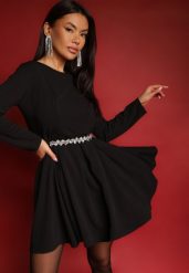 Czarna Rozkloszowana Sukienka o Klasycznym Kroju Temiriela. Czarne sukienki damskie Renee, na co dzień, m, bez wzorów, eleganckie, bez kołnierzyka, bez ramiączek, mini, proste. Za 109.99 zł.