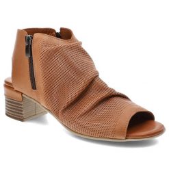 Brązowe Sandały Venezia Stylowe Buty Damskie. Brązowe klapki damskie Venezia, bez wzorów, ze skóry, biznesowe, bez obcasa, na obcasie. Za 289.00 zł.