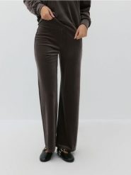 Welurowe spodnie - brązowy. Brązowe spodnie materiałowe damskie Reserved, l, bez wzorów, z dzianiny. W wyprzedaży za 59.99 zł.