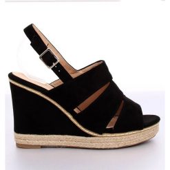 Sandałki na koturnie czarne 9069 Black. Czarne sandały damskie ButyModne, bez wzorów, z materiału, bez obcasa, na koturnie, bez zapięcia. W wyprzedaży za 79.00 zł.