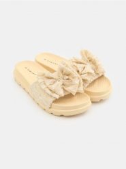 Klapki z kokardą - kremowy. Białe klapki damskie Sinsay, bez wzorów, bez obcasa. Za 39.99 zł.