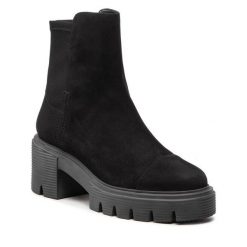 Botki Stuart Weitzman. Czarne botki damskie Stuart Weitzman, bez obcasa, na słupku, bez zapięcia. Za 1,949.00 zł.