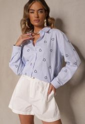 Niebiesko-Granatowa Koszula Oversize w Prążki Zdobiona Haftem w Serca Nitavela. Niebieskie bluzki damskie Renee, z aplikacjami, z jeansu, eleganckie, bez kołnierzyka, bez ramiączek. Za 79.99 zł.