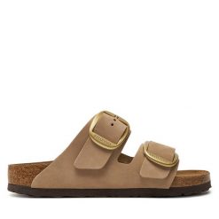 Klapki Birkenstock. Brązowe klapki damskie Birkenstock, bez wzorów, bez obcasa. Za 629.99 zł.