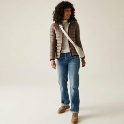 Marizion Damska kurtka turystyczna z przegrodami z kapturem. Brązowe kurtki damskie Regatta, na zimę, bez wzorów, z puchu, z kapturem. W wyprzedaży za 349.85 zł.