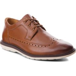 Półbuty CLARKS - Glaston Wing 261339057 Tan Leather. Brązowe półbuty na co dzień męskie Clarks, ze skóry. W wyprzedaży za 249.00 zł.