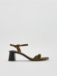 Zamszowe sandały na obcasie - ciemnozielony. Zielone sandały damskie Reserved, bez wzorów, z zamszu, bez obcasa, na obcasie, bez zapięcia. Za 169.99 zł.