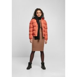 Kurtka damska Urban Classics hooded puffer. Czerwone kurtki damskie Urban Classics, na zimę, bez wzorów, z puchu, bez kaptura. Za 296.30 zł.