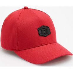 Czapka z daszkiem - Czerwony. Czapki i kapelusze damskie marki Reserved. Za 39.99 zł.