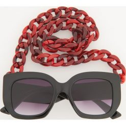 Okulary przeciwsłoneczne z łańcuszkiem - Czarny. Okulary przeciwsłoneczne damskie marki Reserved. Za 59.99 zł.