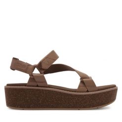 Sandały Teva. Brązowe sandały damskie Teva, bez wzorów, bez obcasa, na koturnie, bez zapięcia. Za 319.99 zł.