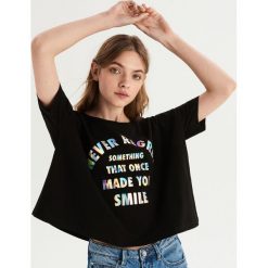 T-shirt z nadrukiem holograficznym - Czarny. T-shirty damskie marki Sinsay. Za 39.99 zł.