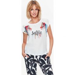 T-SHIRT KRÓTKI RĘKAW DAMSKI, Z NADRUKIEM. T-shirty damskie marki TOP SECRET. W wyprzedaży za 19.99 zł.