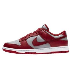Buty do chodzenia dla dorosłych Nike Dunk Low Varsity Red UNLV. Czerwone obuwie sportowe damskie Nike, bez wzorów, z gumy, do piłki nożnej. Za 797.95 zł.