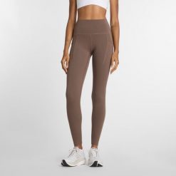Legginsy damskie do biegania New Balance Sleek WP51275ABP – brązowe. Brązowe legginsy damskie New Balance, m, bez wzorów, z lycry. Za 389.99 zł.