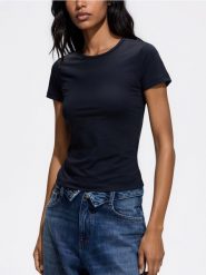 T-shirt slim fit - czarny. Czarne t-shirty damskie Reserved, l, bez wzorów, z dzianiny, bez kołnierzyka. Za 45.99 zł.