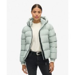 Kurtka sportowa pikowana z kapturem SUPERDRY. Szare kurtki damskie Superdry., bez wzorów, z kapturem. W wyprzedaży za 358.55 zł.