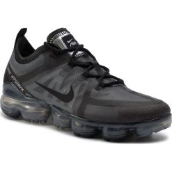 Buty NIKE - Air Vapormax 2019 AR6631 004 Black/Black/Black. Czarne półbuty na co dzień męskie Nike, z materiału, bez zapięcia. W wyprzedaży za 639.00 zł.