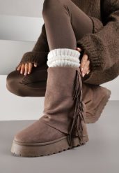 Jasnobrązowe Botki w Stylu Śniegowców z Frędzlami i Cholewką Imitującą Nogawkę Sierafera. Brązowe botki damskie Born2be, z jeansu, bez obcasa, na płaskiej podeszwie, bez zapięcia. Za 139.99 zł.