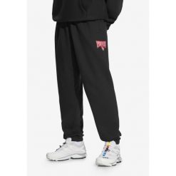 Spodnie dresowe męskie Prosto Chicago. Czarne szorty męskie Prosto., m, bez wzorów, z dresówki. W wyprzedaży za 182.99 zł.